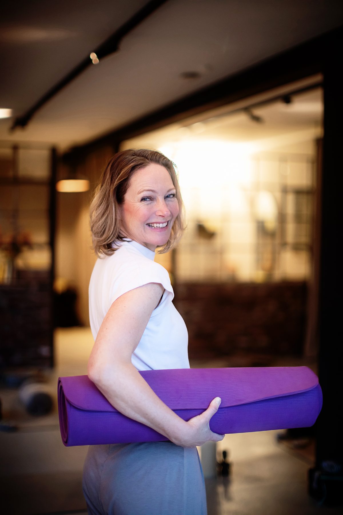 Martina Knieps mit Yogamatte – Freude am Unterrichten