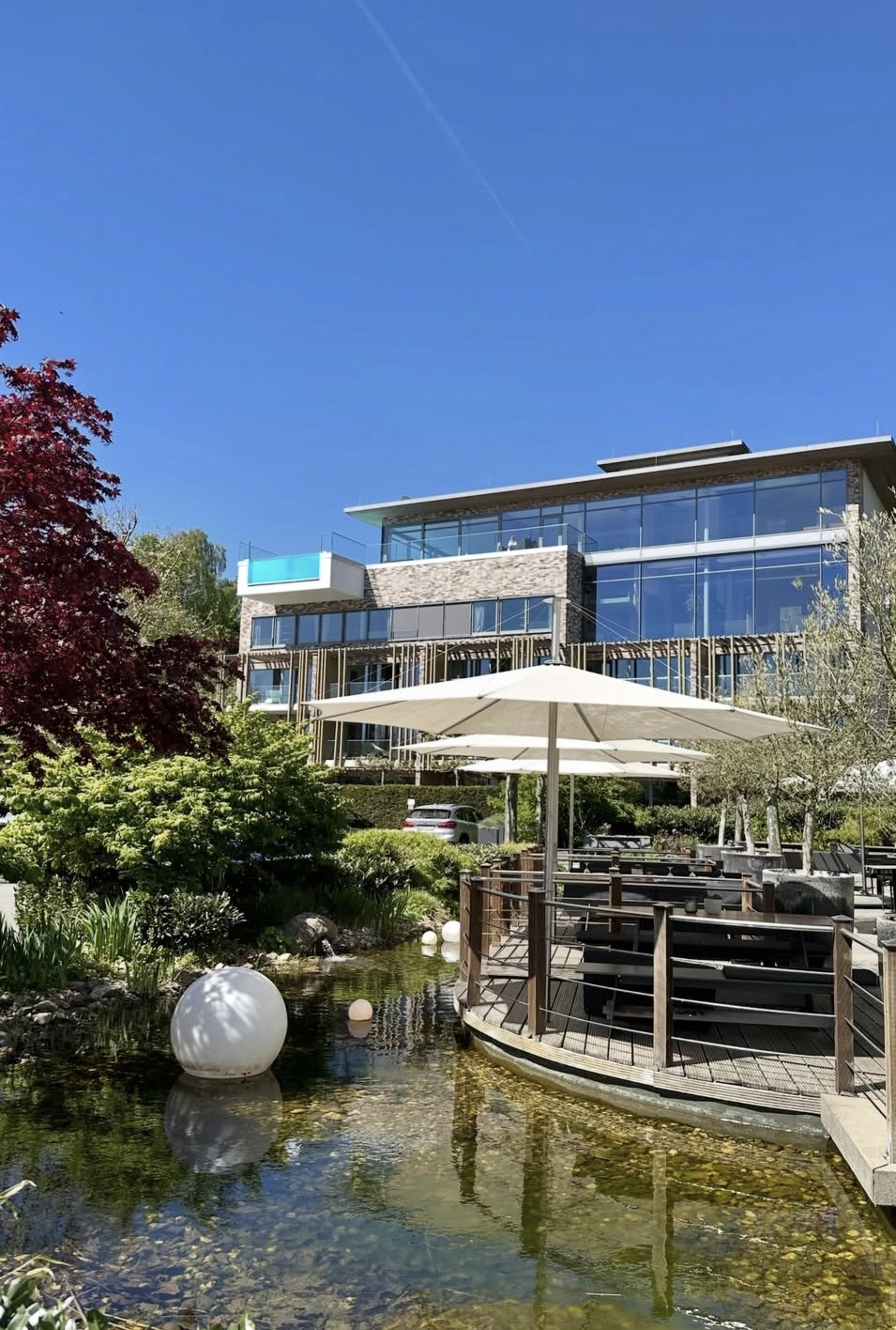 Hotel Seegarten am Sorpesee – Außenansicht mit Garten, Naturteich und Terrasse