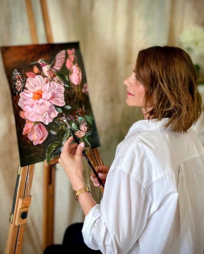 Petra – Künstlerin und Gastgeberin des Yoga & Paint Retreats, beim Malen an der Staffelei