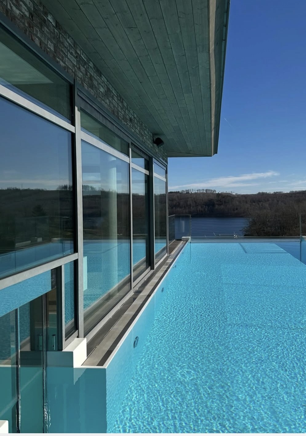 Infinity-Pool des Hotel Seegarten mit Blick über den Sorpesee