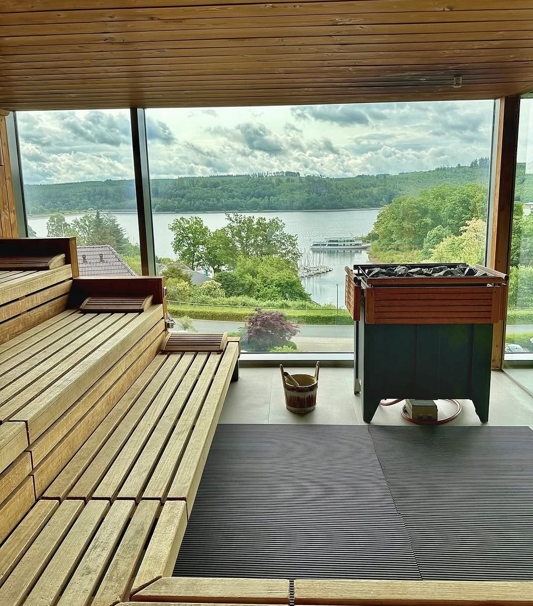 Panorama-Sauna mit Blick auf den Sorpesee