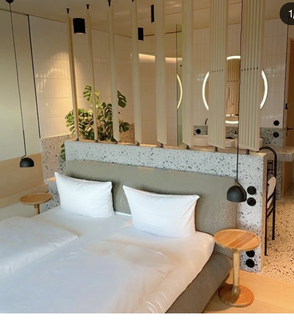 Modernes helles Hotelzimmer mit Doppelbett im Hotel Seegarten
